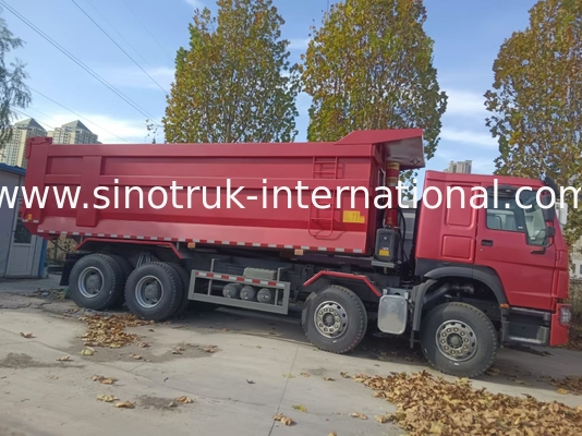 Chiếc xe tải đổ chất thải SINOTRUK HOWO A7 8X4 cho xây dựng ZZ3317V3567B1