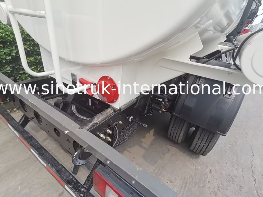 SINOTRUK HOWO 4X2 6 bánh xe Tank Oil Truck 5-6CBM Thùng đơn với bộ đo lưu lượng