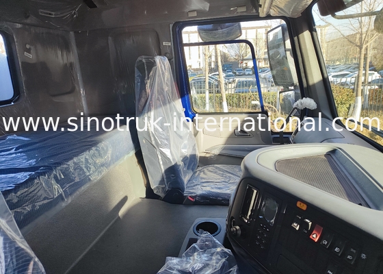 SINOTRUK HOWO 4x2 300HP Chassis màu xanh với thân xe bể nước 10m3