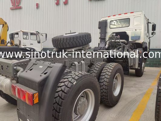 SINOTRUK 430 horsepower 6 × 4 tractor with a military bumper