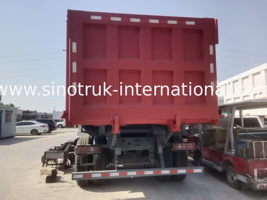 Xe tải tự đổ Sinotruk NX có động cơ 371HP, công suất 40-50T và dẫn động 8×4 dành cho vận tải hạng nặng màu đỏ