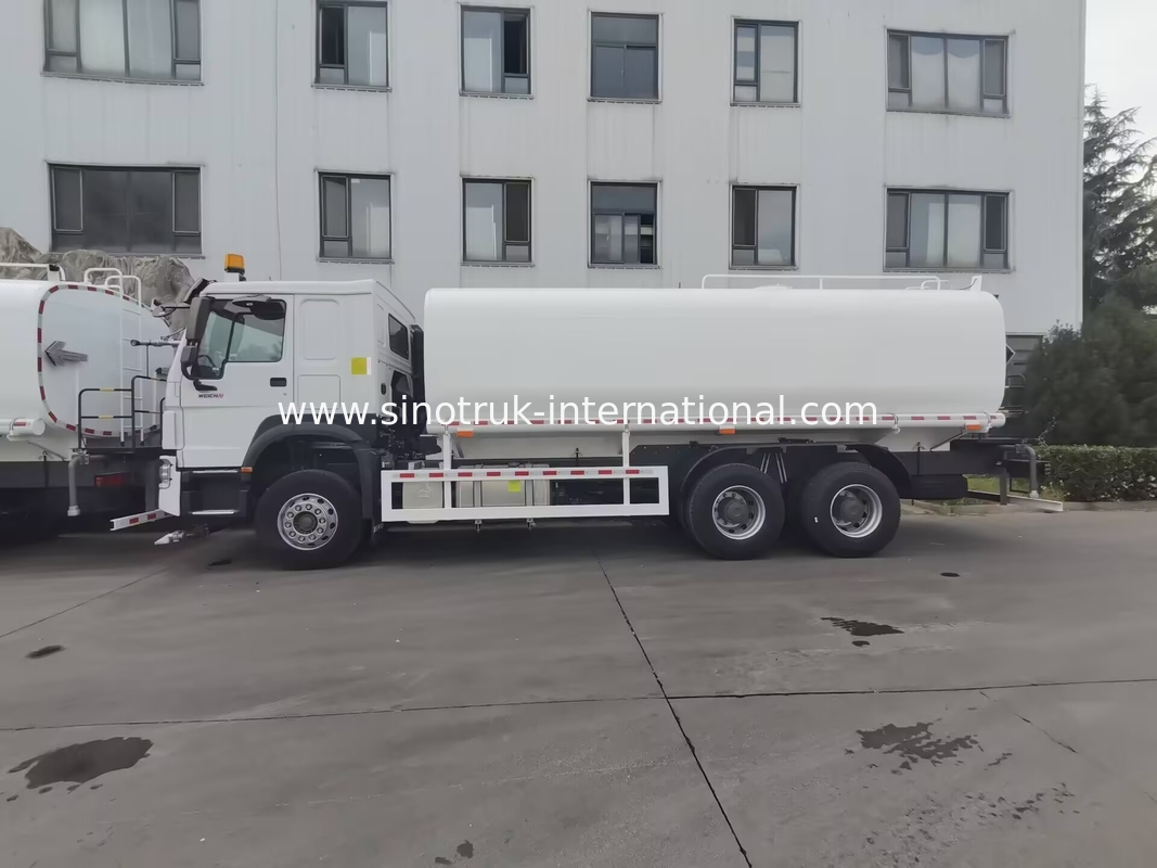 Sinotruk HOWO Xe tải bể nước màu trắng RHD 6x4 ZZ1257V4347B1 Với chức năng xả áp suất cao