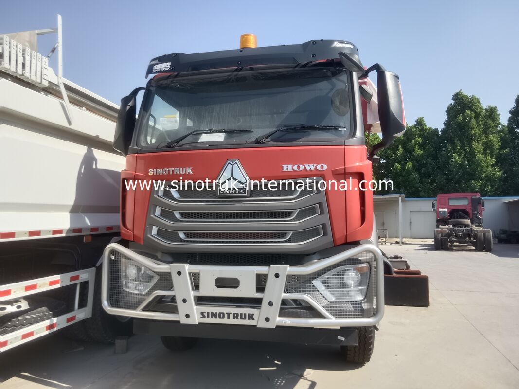 Xe tải tự đổ Sinotruk NX có động cơ 371HP, công suất 40-50T và dẫn động 8×4 dành cho vận tải hạng nặng màu đỏ