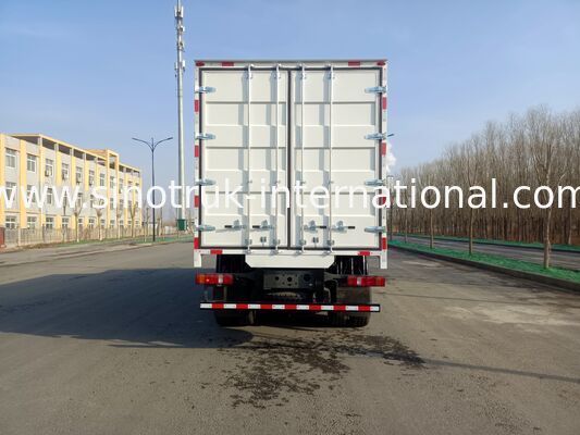 Được cung cấp bởi động cơ diesel mạnh mẽ 371 mã lực, mô-men xoắn lớn ở tốc độ thấp, dự trữ công suất tốt khi tải đầy. Nó có thể xử lý các điều kiện đường đất không bằng phẳng, dốc và thường xuyên dừng/khởi động