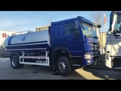 SINOTRUK HOWO 4x2 300HP Chassis màu xanh với thân xe bể nước 10m3
